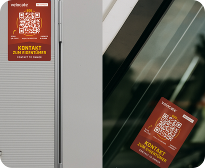 Wohnwagenwand und Windschutzscheibe mit vc contact Aufklebern.