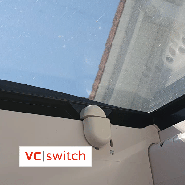 vc|switch T&uuml;r- und Fensterkontakt an einer Dachluke im Camper