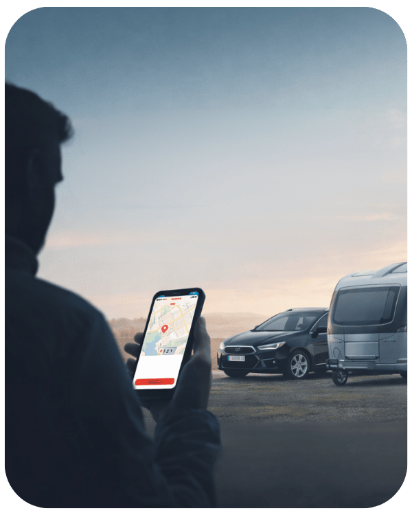 Wohnmobil und Wohnwagen auf K&uuml;stenstra&szlig;e, abgesichert mit velocate GPS-Diebstahlschutz