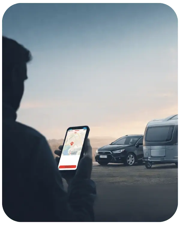 Wohnmobil und Wohnwagen auf K&uuml;stenstra&szlig;e, abgesichert mit velocate GPS-Diebstahlschutz